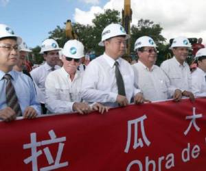 El presidente de HKND, empresa concesionaria del canal, Wang Jing (centro), en la inauguración del inicio de obras, a finales de diciembre. (Foto: Archivo).