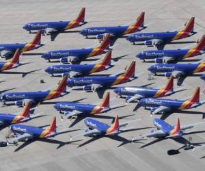 La flota de 737 MAX, de Southwest, se mantiene en tierra en un aeropuerto de California a la espera de una nueva certificación de seguridad.