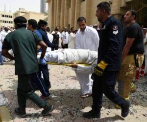En Kuwait, el Estado Islámico se adjudicó el ataque suicida contra una mezquita shiíta en plena oración de los viernes, matando a 27 personas. (Foto: AFP).
