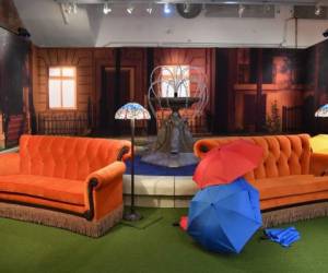 El famoso sofá naranja del café Central Perk, los sillones reclinables de Chandler y Joey y la guitarra de Phoebe: todos estos objetos se exhiben en una exposición para conmemorar el aniversario 25 de la exitosa serie de comedia 'Friends'. Foto AFP