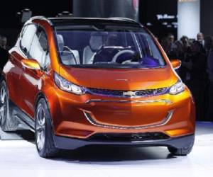 El Bolt, descrito por General Motors como una 'pequeña mezcla de estilos', reducirá el precio de los autos completamente eléctricos. Se venderá por US$30.000. (Foto: AFP).