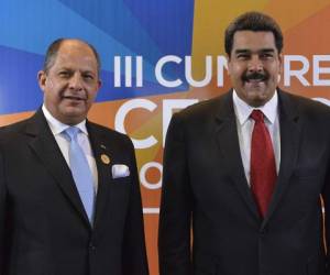 Los presidentes de Costa Rica, Luis Guillermo Solís, y de Venezuela, Nicolás Maduro. (Foto: AFP).