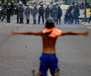 Activistas de la oposición se enfrenta a la policía para protestar contra el presidente de Venezuela, Nicolás Maduro, el 26 de abril, 2017. AFP PHOTO / FEDERICO PARRA