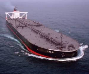 En aguas de Singapur, unos 40 petroleros están siendo usados como tanques de almacenamiento flotantes: cerca de 50 millones de barriles de crudo, suficiente para abastecer la demanda de China durante cinco días laborables.