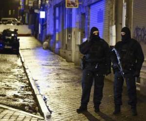 En Verviers (Bélgica), la operación policial se convirtió en un tiroteo con los sospechosos. Dos murieron y uno fue detenido. (Foto: AFP)