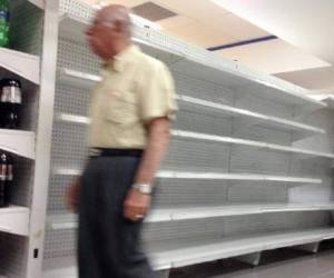 Los venezolanos deben destinar cada vez más tiempo de su día para hacer filas en los supermercados, donde es poco lo que pueden encontrar. (Foto: AFP)