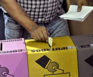 Por primera vez en la elección legislativa, los salvadoreños votaban de distinta forma: por un solo partido, en bloque o con sufragio 'cruzado' optando por aspirantes de diferentes agrupaciones. (Foto: AFP).