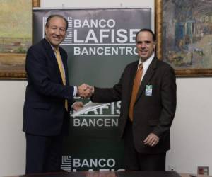 Firmaron el convenio Carlos A. Briceño Ríos por parte de Banco Lafise Bancentro y Federico Fernández en representación de Norfund. (Foto: Cortesía).