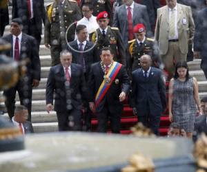 Leamsy Salazar (señalado en el círculo) cuando era custodio de Chávez, luego lo fue de Diosdado Cabello (persona que aparece a la izquierda de Chávez) (Foto: Archivo)