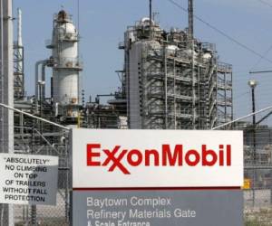 Aunque reducirá sus costos, ExxonMobil no ha decidido ceder activos ni suprimir empleos para enfrentar la baja de los precios del crudo, contrariamente a lo que han hecho sus principales competidores (Chevron, Shell, Total, BP).