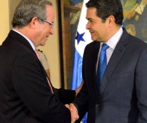 Roberto Zamora, presidente ejecutivo de Grupo Lafise, y el presidente de Honduras, Juan Orlando Hernández.