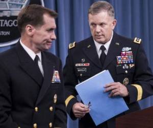 El portavoz del departamento de Defensa, John Kirby junto al director de Operaciónes, General William Mayville. (Foto: AFP)