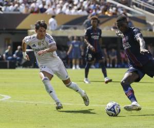 <i>El portugués Nuno Mendes (d) prepara un centro al área del Real Madrid ante la marca del lateral Fran Garcia durante el partido jugado este martes en East Rutherford (Nueva Jersey) que clasificó al club francés a la final del Mundial de Clubes con una goleada por 4-0. EFE/EPA/CJ GUNTHER</i>