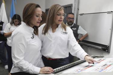 <i>La presidenta del Consejo Nacional Electoral (CNE), Ana Paola Hall (d), asiste a la firma de la impresión de las papeletas para las elecciones generales de Honduras este viernes, en Tegucigalpa (Honduras). La impresión de las papeletas para las elecciones generales en Honduras del 30 de noviembre comenzó este viernes con las boletas del nivel presidencial, informó el Consejo Nacional Electoral (CNE). EFE/Gustavo Amador</i> <i>La presidenta del Consejo Nacional Electoral (CNE), Ana Paola Hall (d), asiste a la firma de la impresión de las papeletas para las elecciones generales de Honduras este viernes, en Tegucigalpa (Honduras). La impresión de las papeletas para las elecciones generales en Honduras del 30 de noviembre comenzó este viernes con las boletas del nivel presidencial, informó el Consejo Nacional Electoral (CNE). EFE/Gustavo Amador</i>