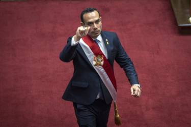 <i>El presidente interino de Perú, José Jerí Oré tras jurar su cargo ante el Pleno del Congreso este jueves en Lima, (Perú). Jerí, prometió este viernes en su primer discurso en el cargo empezar a construir las bases de la reconciliación del país, que atraviesa una crisis constante que parece no tener fin, tras haber destituido minutos antes a la presidenta Dina Boluarte de manera exprés y abrupta. EFE/ John Reyes Mejía</i> <i>El presidente interino de Perú, José Jerí Oré tras jurar su cargo ante el Pleno del Congreso este jueves en Lima, (Perú). Jerí, prometió este viernes en su primer discurso en el cargo empezar a construir las bases de la reconciliación del país, que atraviesa una crisis constante que parece no tener fin, tras haber destituido minutos antes a la presidenta Dina Boluarte de manera exprés y abrupta. EFE/ John Reyes Mejía</i>