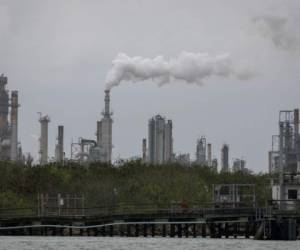 (FILES) In this file photo taken on March 11, 2019 a refinery near the Corpus Christi Ship Channel is pictured in Corpus Christi, Texas. - President Donald Trump announced on September 15, 2019 that he has authorized the release of oil from US strategic reserves after drone attacks cut Saudi Arabia's crude production by half. (Photo by Loren ELLIOTT / AFP)