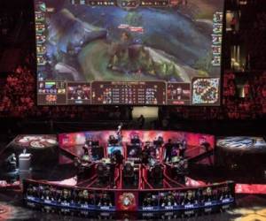Un estadio repleto de apasionados del videojuego rey -más de 100 millones de usuarios al mes en el mundo-, jugadores profesionales con estatuto de estrellas, comentaristas que se desgañitan, emisión en streaming... (Foto: AFP).