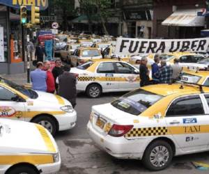 Taxistas uruguayos protestaban por la entrada de Uber a Montevideo el pasado mes de noviembre. (Foto: AFP).