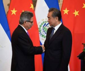 El Salvador's Foreign Minister Carlos Castaneda (L) shakes hands with China's Foreign Minister Wang Yi during a signing ceremony to establish diplomatic relations, at the Diaoyutai State Guesthouse in Beijing on August 21, 2018.China and El Salvador established diplomatic relations on August 21 as the Central American nation ditched Taiwan in yet another victory for Beijing in its campaign to isolate the island. / AFP PHOTO / WANG ZHAO