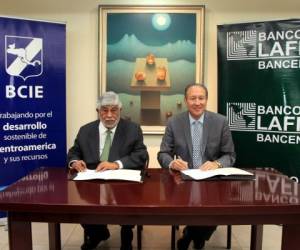 De izquierda a derecha, Silvio Conrado, Director del BCIE por Nicaragua, y Carlos A. Briceño Ríos, Gerente General de Banco Lafise Bancentro. Foto cortesía de Lafise Bancentro.