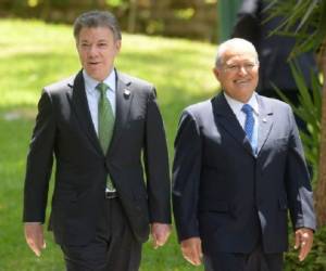 Los presidentes de Colombia, Juan Manuel Santos, y El Salvador, Salvador Sánchez Cerén. (Foto: AFP).