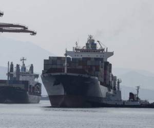 Container ship MV Bavaria (R), a vessel hired by Canada to ship tonnes of trash back to Canada, arrives at Subic Bay International Terminal Corporation on Subic Port, north of Manila on May 30, 2019. - President Rodrigo Duterte has ordered tonnes of garbage dumped in the Philippines years ago to be shipped back to Canada, his spokesman said on May 23, but Ottawa announced arrangements to take back the offending cargo which led to a diplomatic row. (Photo by Noel CELIS / AFP)