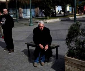 Los griegos luchan a diario desde hace siete años contra los recortes de sus ingresos, la falta de crédito y las deudas acumuladas por las medidas de austeridad que parecen no tener fin. Foto AFP