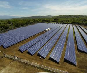 La nueva planta, única en El Salvador por su tamaño y capacidad instalada, posee 8.436 módulos fotovoltaicos, en una extensión de 46.000 metros cuadrados y una reducción en la emisión anual de 2.700 toneladas de CO2. (Foto: Cortesía).