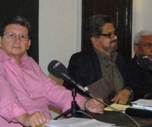 Pablo Catatumbo, Iván Márquez y Joaquín Gómez en el programa de radio Hora 20 desde La Habana. (Foto: Caracol Radio)