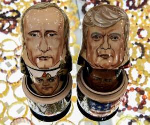 This picture taken on July 6, 2017, shows traditional Russian wooden nesting dolls, called Matryoshka dolls, depicting US President Donald Trump (R) and Russia's President Vladimir Putin at a gift shop in central Moscow.US president Donald Trump is due to meet his Russian counterpart Vladimir Putin on July 7, 2017 during G20 summit in Germany. / AFP PHOTO / Kirill KUDRYAVTSEV