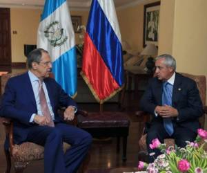 Serguei Lavrov, canciller ruso; junto a Otto Pérez, presidente de Guatemala. (Foto: AFP).