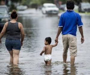 Harvey ha revivido el trauma del huracán Katrina, que causó graves inundaciones y la muerte de 1.800 personas cuando azotó en 2005 a Nueva Orleans (sur), en el vecino estado de Luisiana. (Foto: AFP).