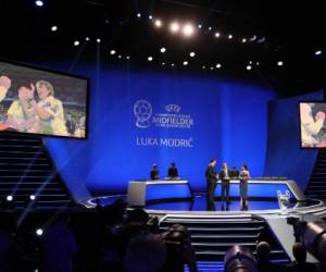 Real Madrid Croatian midfielder Luka Modric receives the UEFA Champions League Midfielder of the Season during the draw for UEFA Champions League football tournament at The Grimaldi Forum in Monaco on August 30, 2018. / AFP PHOTO / Valery HACHE