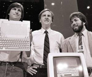 Steve Jobs, John Scully y Steve Wozniak, en 1984. (Foto: Sal Veder / GTRES)