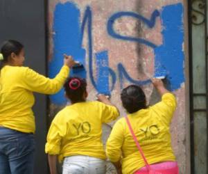 Borrado de graffiti asociado a la Mara Salvatrucha en San Salvador, en un barrio controlado por las pandillas en 2016. AFP PHOTO / Marvin RECINOS