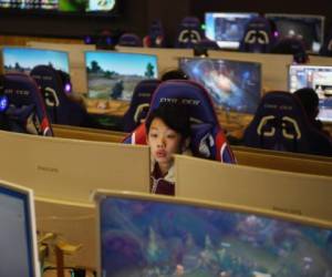 Un estudiante usa una computadora en una clase de eSports en la escuela Lanxiang en Jinan, en la provincia de Shandong en China.