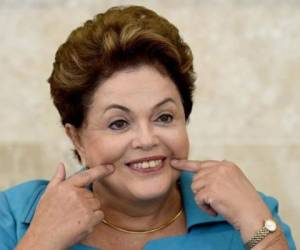 La presidenta de Brasil, Dilma Rousseff, sonríe durante una reunión en el Palacio do Planalto en Brasilia.