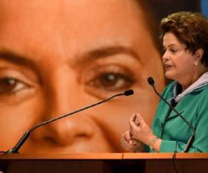 La incertidumbre sobre el resultado de las elecciones de octubre tras la inesperada entrada en liza de la ecologista Marina Silva, del Partido Socialista de Brasil (PSB), a quien los sondeos dan como ganadora en segunda vuelta frente a Rousseff, también ha provocado una caída en las inversiones. (Foto: AFP).