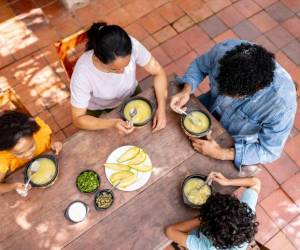 El sistema alimentario mundial contribuye al 30 % de las emisiones de gases invernadero y es el principal factor que impulsa las transgresiones de los límites planetarios a través de sus impactos en el clima, la biodiversidad, el consumo de agua dulce y el cambio en el uso de la tierra. Hispanolistic / Getty Images El sistema alimentario mundial contribuye al 30 % de las emisiones de gases invernadero y es el principal factor que impulsa las transgresiones de los límites planetarios a través de sus impactos en el clima, la biodiversidad, el consumo de agua dulce y el cambio en el uso de la tierra. Hispanolistic / Getty Images
