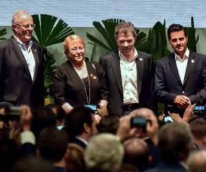 (L to R) Peruvian President Pedro Pablo Kuczynski, Chilean President Michelle Bachelet, Colombian President Juan Manuel Santos and Mexican President Enrique Pena Nieto, attend the closing of the IV Business Meeting in the framework of the XII Pacific Alliance presidential summit on June 29, 2017, in Cali, Valle del Cauca departament, Colombia. / AFP PHOTO / LUIS ROBAYO