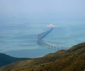 El presidente chino, Xi Jinping, inauguró este martes el mayor puente marítimo del mundo. La obra tiene 55 kilómetros de longitud y une a China continental y Hong Kong.
