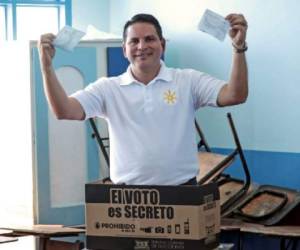 El candidato presidencial de Costa Rica, Fabricio Alvarado, del evangélico Partido Restauración Nacional (PRN), se prepara para votar en San José. AFP PHOTO / Jorge RENDON