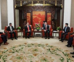 Autoridades de El Salvador se reunieron con funcionarios de China, luego de firmar un acuerdo de relaciones diplomáticas.