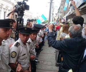 Policías y guatemaltecos hacen una barrera humana para permitir el ingreso de diputados al congreso. (Foto: prensalibre.com / mingob).