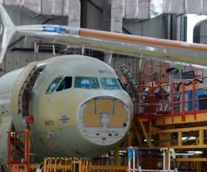 Empleados de Airbus trabajan en el montaje de un Airbus A320 en uno de los hangares del fabricante europeo en Francia.