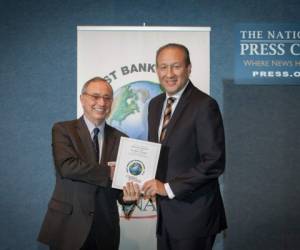 Carlos Briceño, gerente general de Lafise Bancentro, recoge el premio. (Foto: Cortesía).