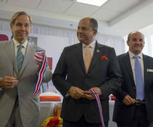 Luis Guillero Solís (centro) y el ministro de Comercio Exterior, Alexander Mora (derecha), estuvieron en la inauguración. El perfil de nuevos empleados es de gente con estudios en finanzas y recursos humanos. (Foto: Presidencia).