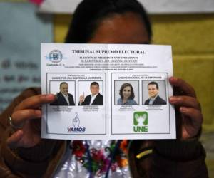 An indigenous woman shows a ballot at a polling station during runoff elections in Santa Cruz Chinautla, Guatemala, on August 11, 2019. - More than eight million Guatemalans head to the polls on Sunday as former first lady Sandra Torres and opinion poll frontrunner Alejandro Giammattei bid to succeed the corruption-tainted Jimmy Morales as president. (Photo by ORLANDO ESTRADA / AFP)