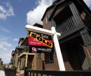 Los precios de las viviendas unifamiliares en Estados Unidos cayeron inesperadamente en mayo, su primera baja en más de dos años y la más reciente señal del inestable estado del mercado de la vivienda. (Foto: Reuters).