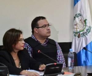 Javier Duarte (R), former governor of the Mexican state of Veracruz, appears in court for a hearing at the Supreme Court in Guatemala City on April 19,2017.Mexico has asked Guatemala to extradite Duarte, suspected of embezzling hundreds of millions of dollars. Mexican authorities issued an arrested warrant against Duarte in October for his alleged responsibility in organized crime and embezzlement. Interpol also issued an international arrest warrant against him / AFP PHOTO / JOHAN ORDONEZ